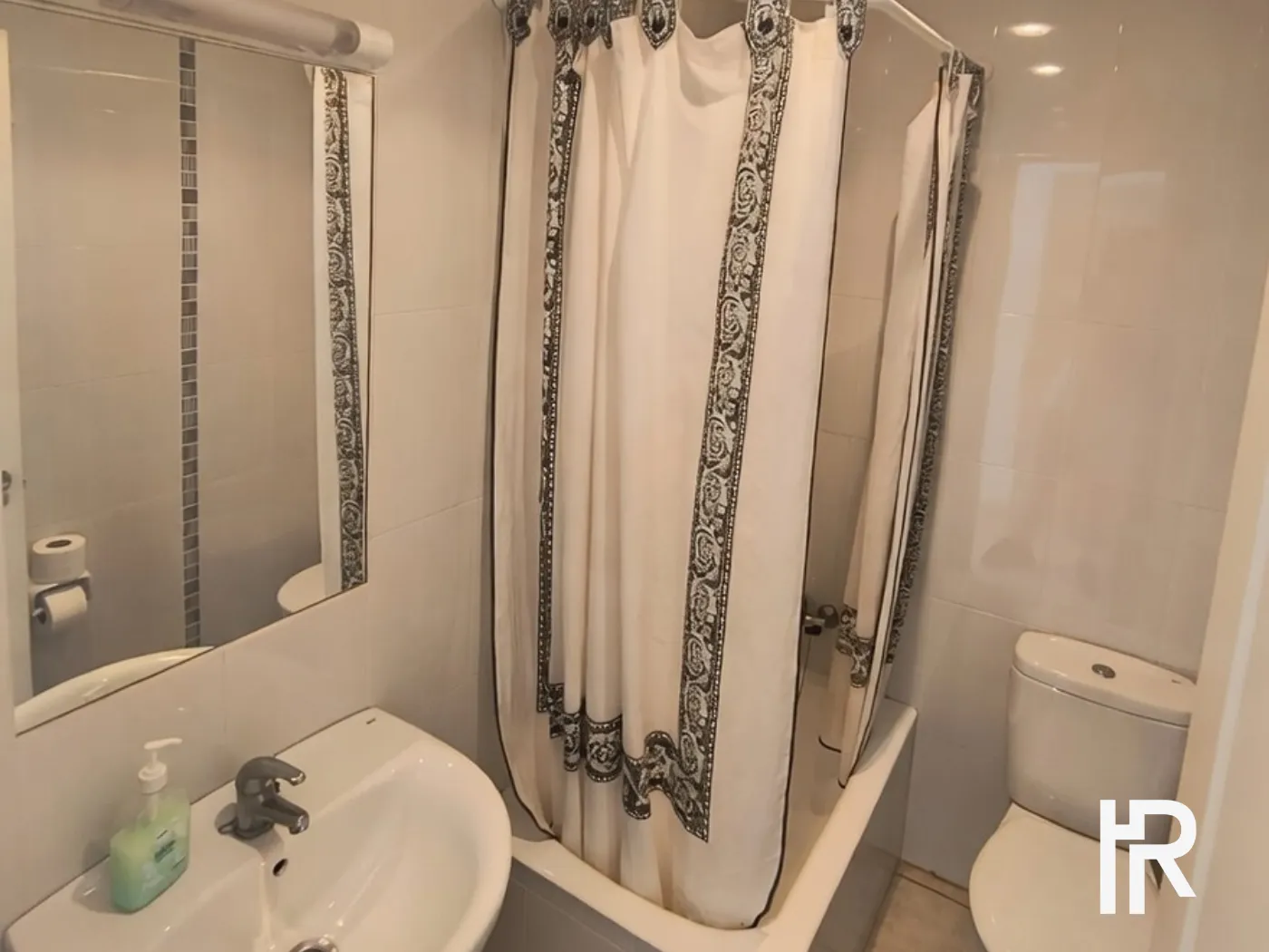 Ducha y lavabo en baño de alojamiento en Limpias