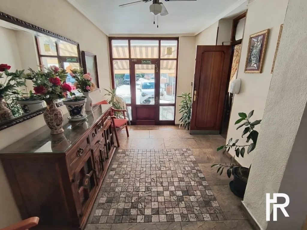 Entrada interior del alojamiento en Limpias Hostal Restaurante Piedra