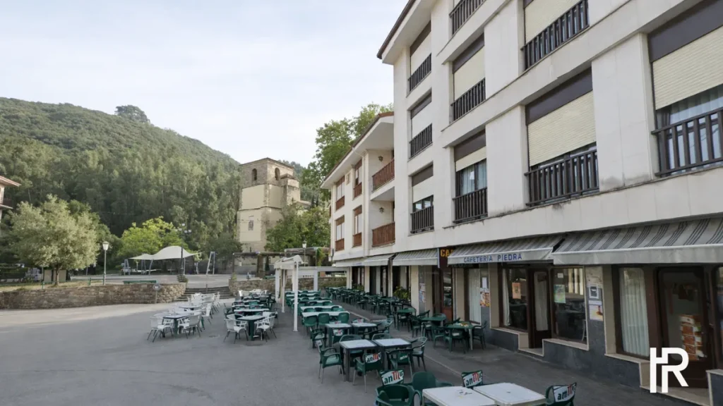 Fachada del Hostal Restaurante Piedra en Limpias Cantabria