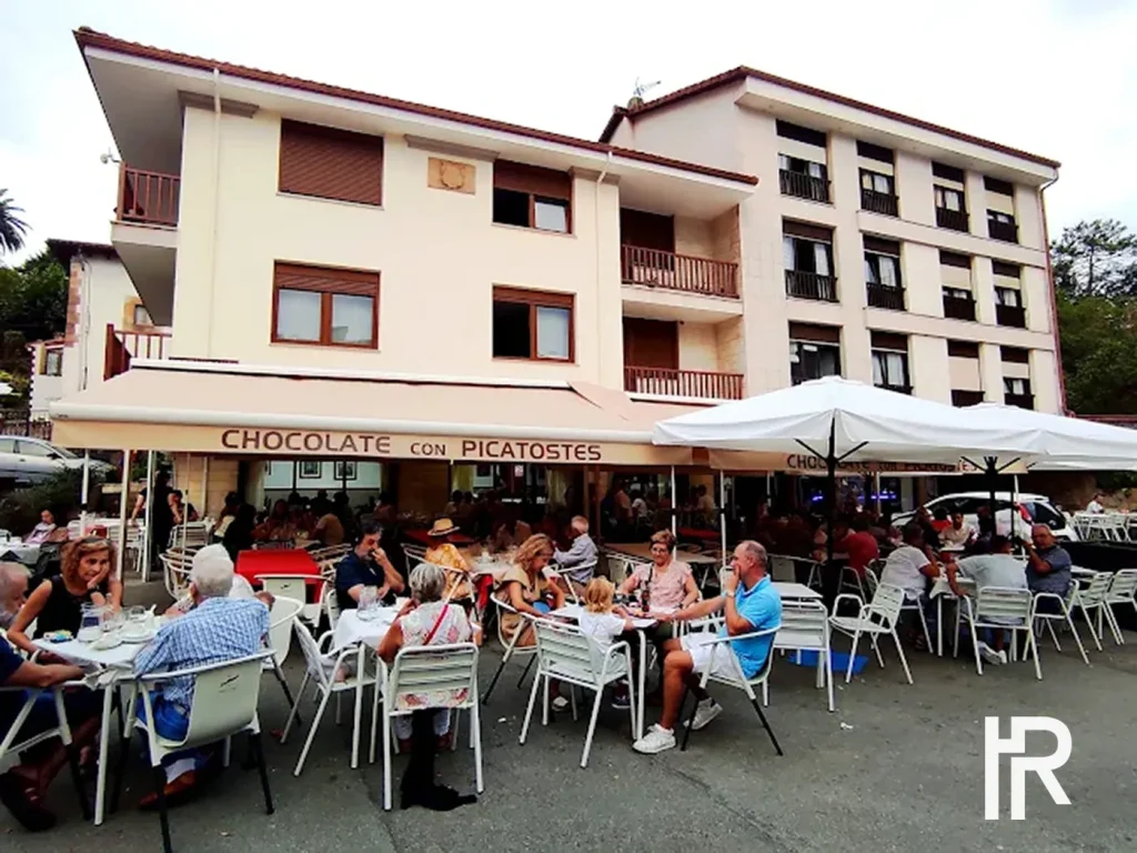 Terraza del restaurante en Limpias Cantabria