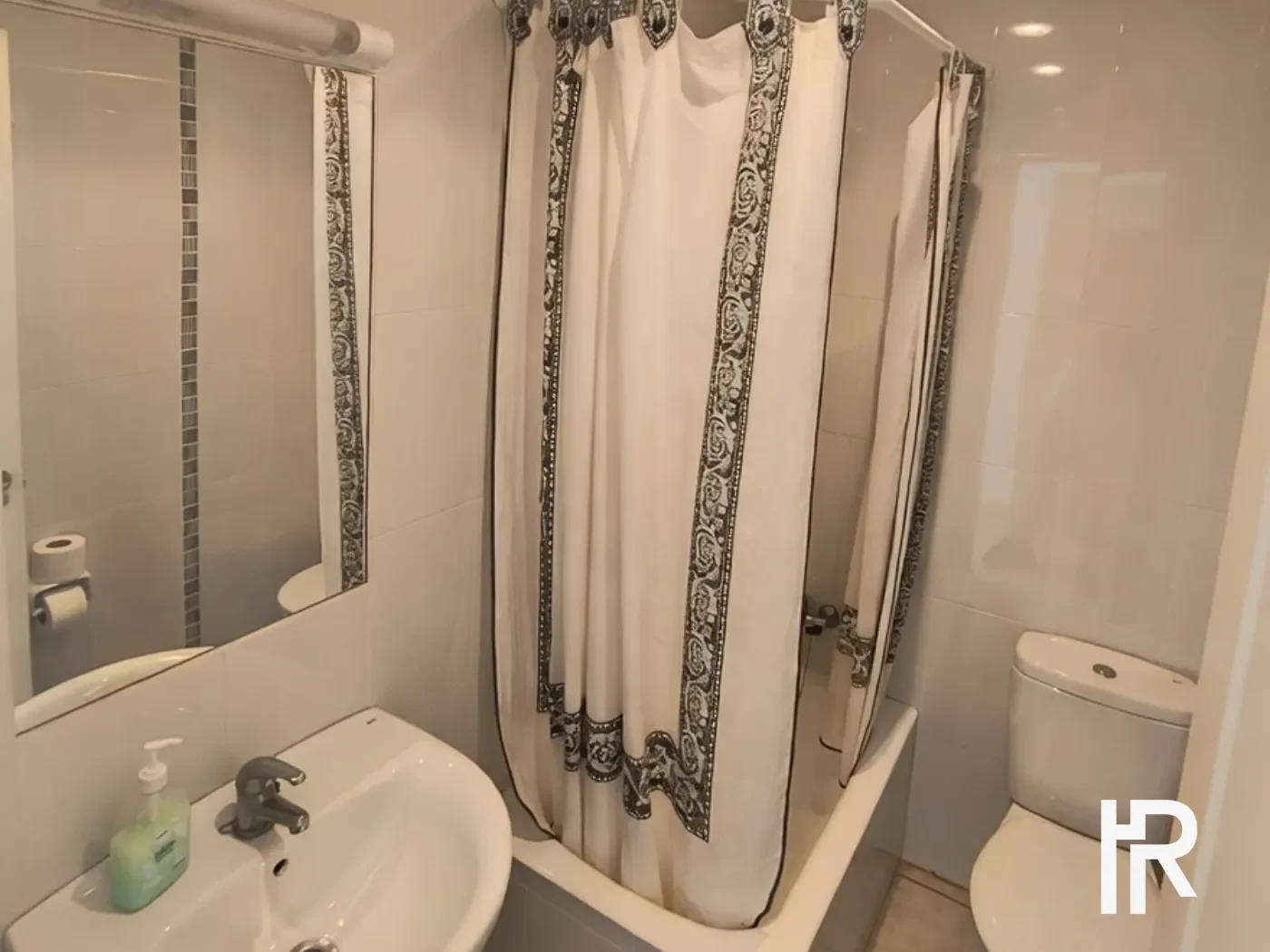 Ducha y lavabo en baño de alojamiento en Limpias