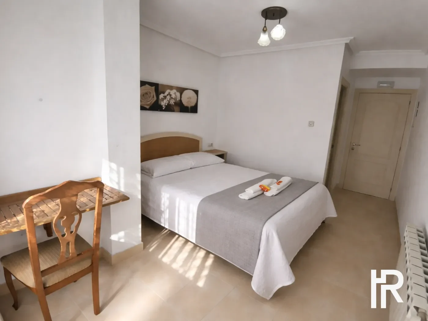 Habitación con cama de matrimonio en alojamiento en Limpias