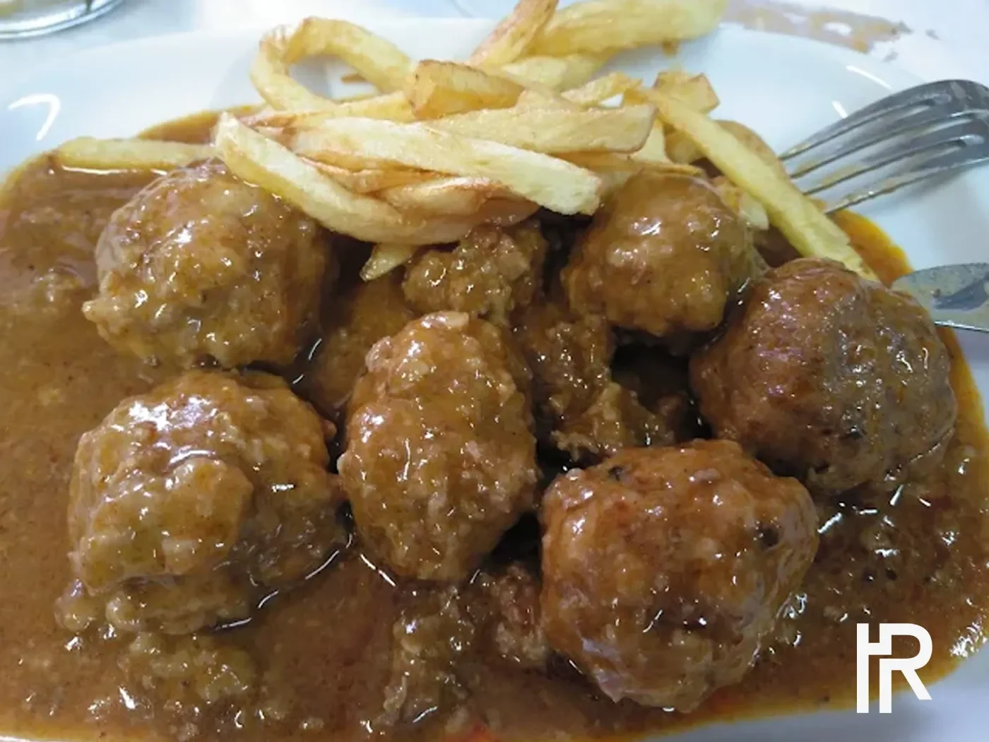 Albóndigas caseras con patatas en restaurante en Limpias