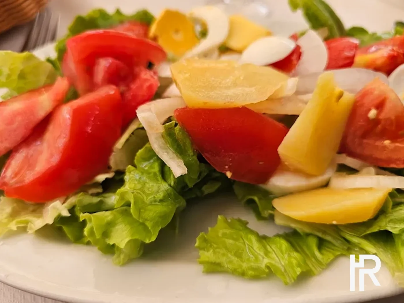Ensalada mixta del menú en restaurante de Limpias