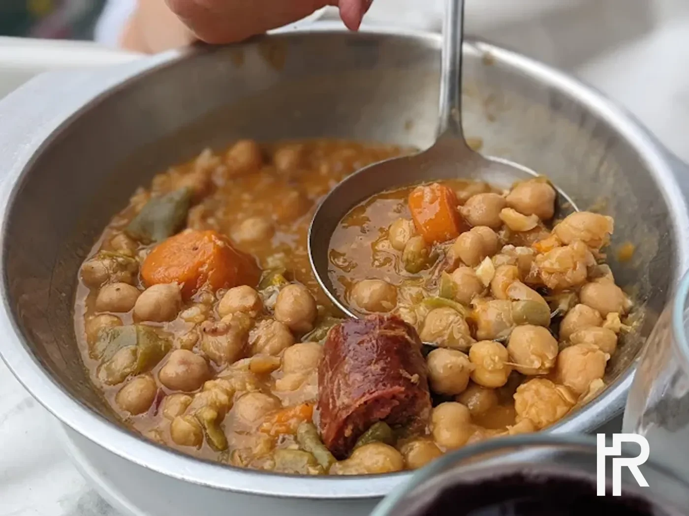 Guiso tradicional de garbanzos en restaurante en Limpias