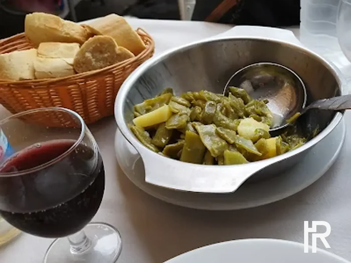 Menú del día servido en restaurante en Limpias Cantabria